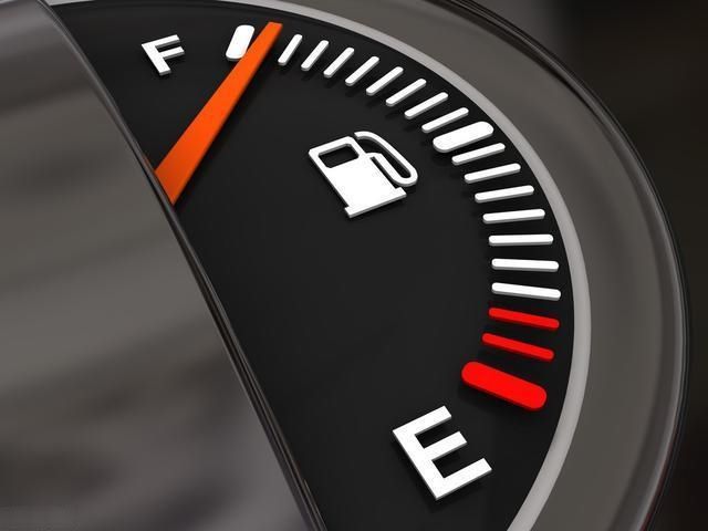 在高速公路上車快沒油了，附近又沒加油站該怎么辦？